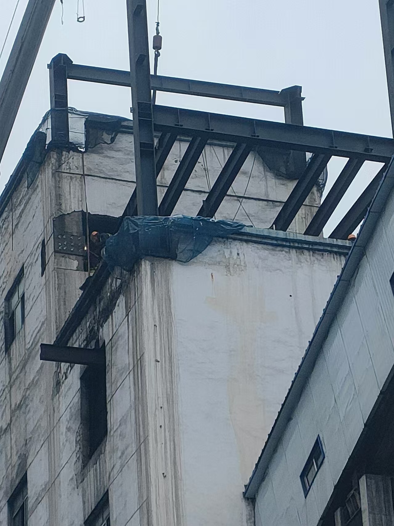 華亭煤礦鋼結構工程安裝難點主要包括以下幾個方面： 一、施工組織與協(xié)調復雜 鋼結構工程構件多，需在有限的時間內完成吊裝、高強螺栓安裝及焊接、壓型鋼板安裝等施工內容。同時，與其他專業(yè)在平面和立面同時展開施工，多專業(yè)交叉施工組織復雜。這要求施工團隊具備高度的組織協(xié)調能力，確保各施工環(huán)節(jié)有序進行，避免進度延誤和資源浪費。 二、鋼材加工與安裝精度高 鋼結構工程的施工涉及到大量的鋼材加工和安裝工作，對鋼材的加工精度和安裝準確性有嚴格要求。鋼材加工的精度直接影響結構的穩(wěn)定性和承載能力，而安裝的準確性則關系到整體結構的安全性和使用壽命。因此，如何確保鋼材加工與安裝的精度是施工中的一大難點。 三、高空作業(yè)安全風險大 鋼結構工程施工中，高空作業(yè)和吊裝環(huán)節(jié)存在較高的施工風險。這要求施工團隊具備嚴格的安全管理制度和高效的安全防護措施，確保施工人員的生命安全和身體健康。同時，還需加強對施工設備的維護和檢修，避免設備故障引發(fā)的安全事故。 四、施工環(huán)境復雜多變 華亭煤礦作為工業(yè)場地，其施工環(huán)境可能相對復雜多變。例如，現(xiàn)場可能存在裸土面積大、安全隱患多等問題，這增加了施工難度和安全管控的難度。施工團隊需根據(jù)現(xiàn)場實際情況，制定切實可行的施工方案和安全措施，確保施工順利進行。 綜上所述，華亭煤礦鋼結構工程安裝難點主要包括施工組織與協(xié)調復雜、鋼材加工與安裝精度高、高空作業(yè)安全風險大以及施工環(huán)境復雜多變等方面。針對這些難點，施工團隊需加強組織協(xié)調、提高加工安裝精度、加強安全管理和優(yōu)化施工方案等措施，確保工程安全、高效、高質量地完成。